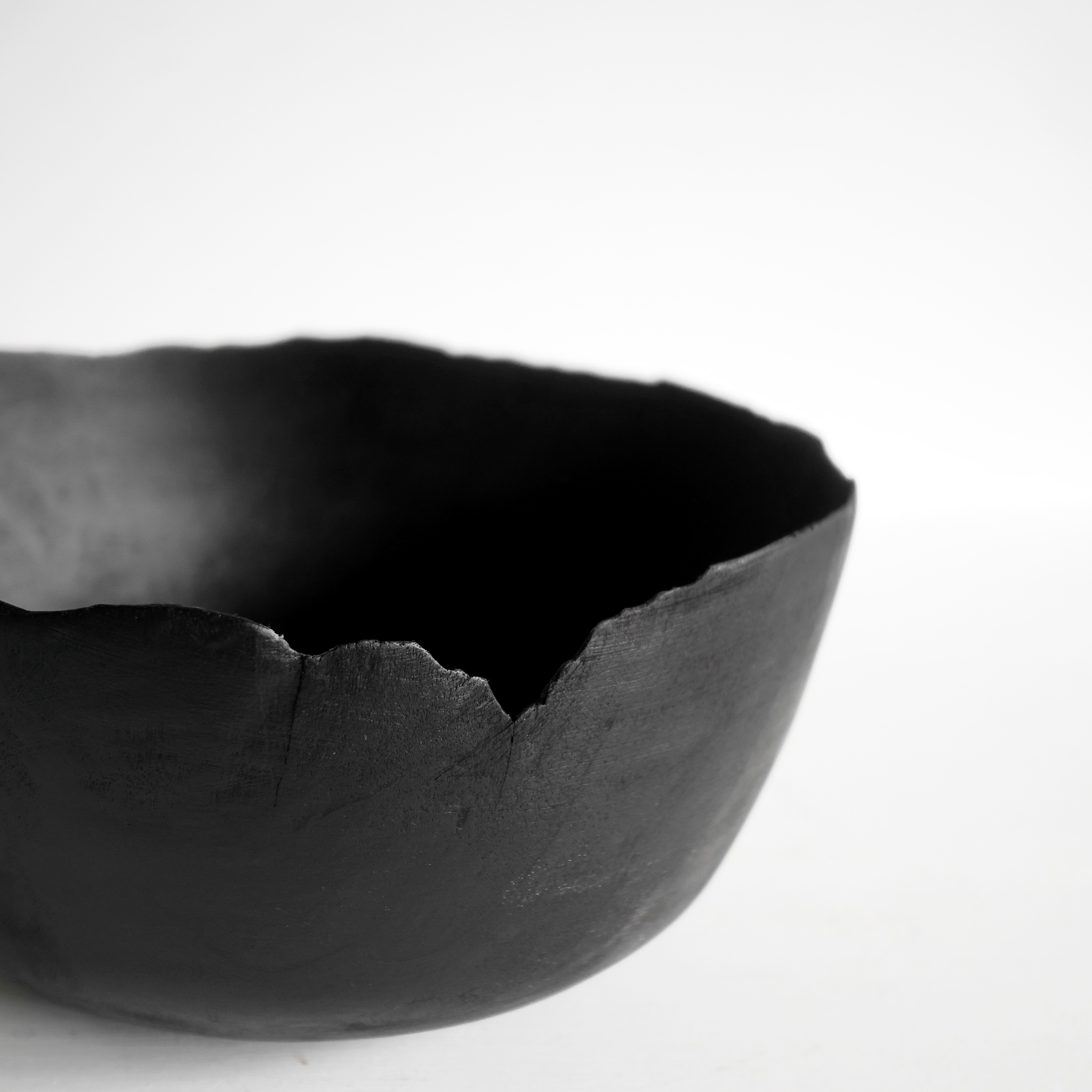 Thin black bowl / Bol fin noirci